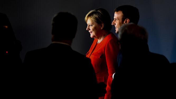 La canciller Angela Merkel y el presidente francés, Emmanuel Macron, tras la conclusión de la rueda de prensa ofrecida tras la reunión bilateral.