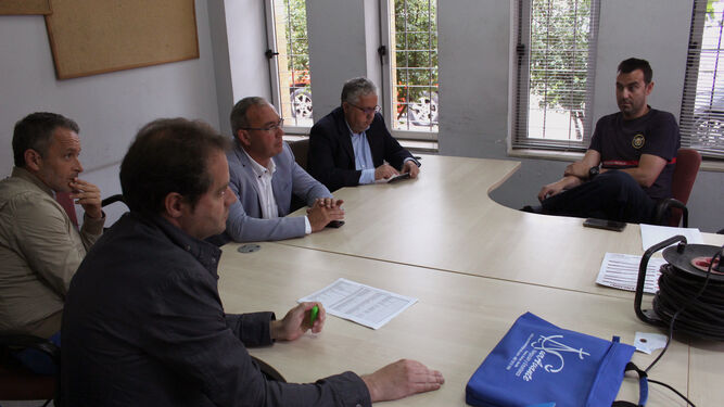 Los alcaldes socialistas reunidos con los Bomberos, el pasado mes de mayo.
