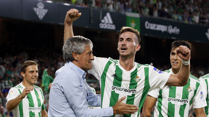 Fabián celebra con el técnico verdiblanco, Quique Setién, un gol ante el Levante.