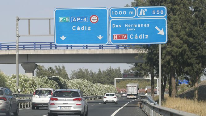 Imagen de la autopista Sevilla-Cádiz a la salida de la capital hispalense.