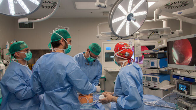 Una intervención quirúrgica en el hospital Virgen del Rocío.