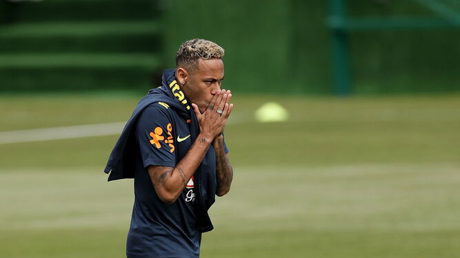 Neymar abandona la sesión de ayer con el fisiotepareuta Bruno Mazziotti.