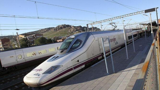 Un tren AVE, en una estación de la ruta Madrid-Sevill.