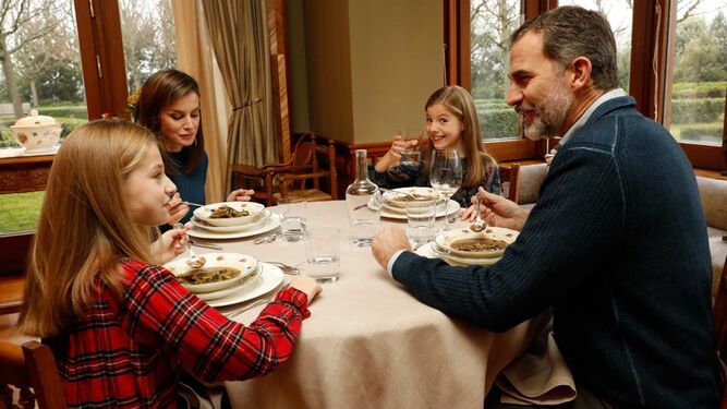 Don Felipe y doña Letizia, con sus hijas, Leonor y Sofía, almorzando en casa en el vídeo difundido a principios de año.