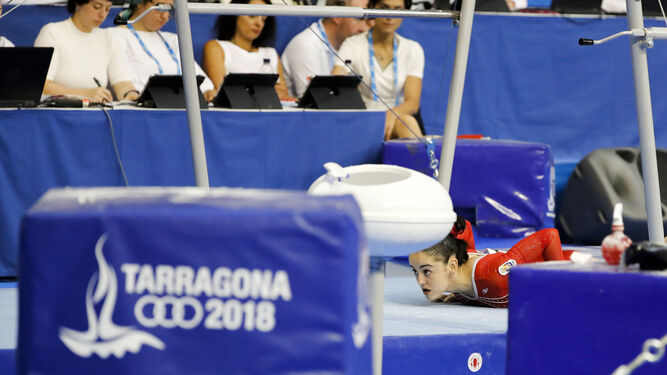 La sevillana Ana Pérez tras caer durante su actuación en paralelas en la final de gimansia artística de los XVIII Juegos Mediterráneos.