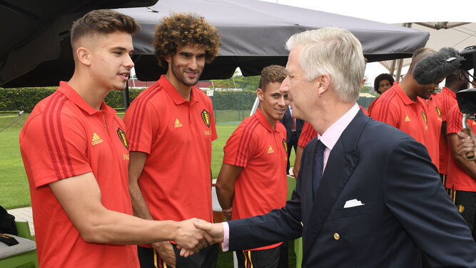 El Rey Philippe de Bélgica saluda a Dendoncker y al resto de jugadores de Bélgica en la concentración de Rusia.