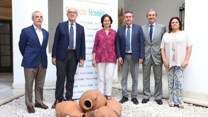 Juan Espadas ha acudido a la presentación de la Memoria de Proyecto Hombre Sevilla, en la Fundación Madariaga.
