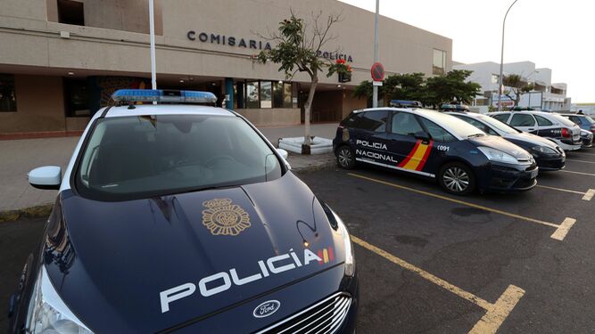 Vista de la comisaría de policía de Maspalomas donde permanecen detenidos los cuatro sospechosos de agredir sexualmente a una joven la noche de San Juan en Gran Canaria.