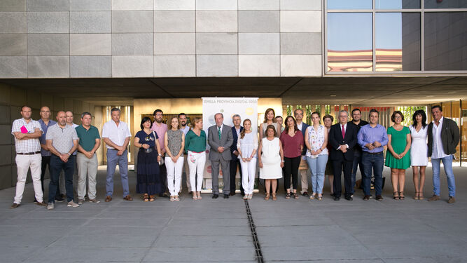Villalobos presenta a los alcaldes del proyecto ‘Sevilla Provincia Digital 2020’.