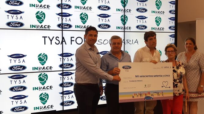 Tysa Ford entrega un cheque por valor de 1.600 euros a la Fundación Indace