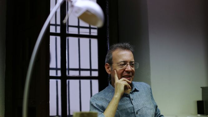 Carlos Alberto González, en su despacho, durante la entrevista.
