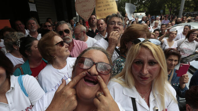 Una de las afectadas por el cierre de la clínica iDental de Sevilla muestra el estado de su boca.