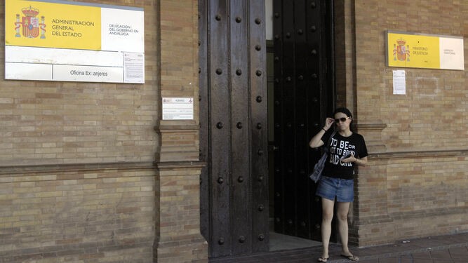 Una mujer sale de la oficina de Extranjería de Sevilla, en la Delegación del Gobierno