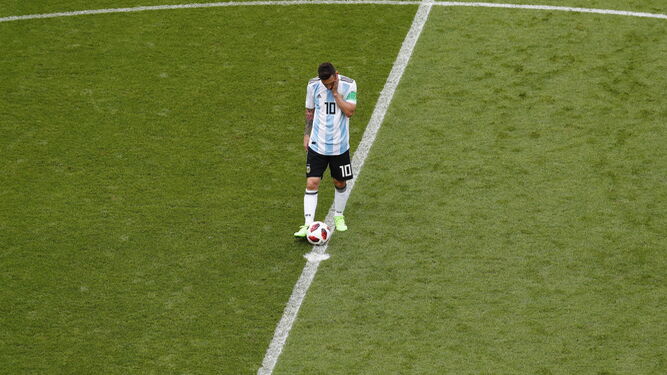 Messi, antes de sacar de centro tras encajar un tanto.