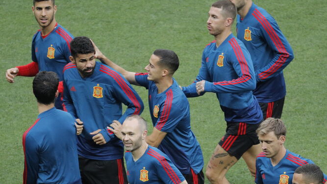 Los jugadores de la selección española, durante su último entrenamiento en el estadio Luzhniki.