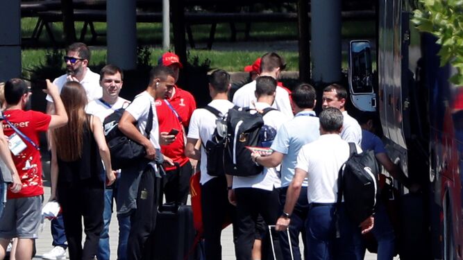 Los jugadores de la selección española abandonan la concentración en Krasnodar.