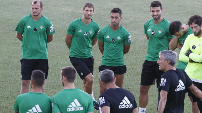 Rafa Navarro, junto a Brasanac en un entrenamiento del Betis.