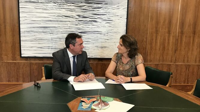 Espadas charla con Ribera durante su reunión en el Ministerio para la Transición Ecológica.