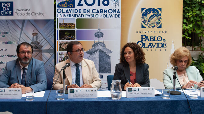 Juan Ávila, Vicente Guzmán, Lina Gálvez y Amparo Rubiales, ayer en la Casa Palacio de los Briones de Carmona.