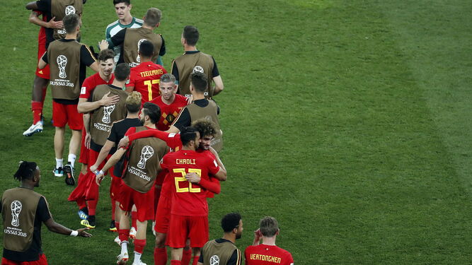 Los jugadores de la selección belga se felicitan tras la victoria por 3-2 ante Japón, que les dio el pase a cuartos.