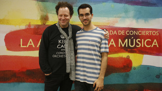 Axelrod junto al pianista Juan Pérez Floristán
