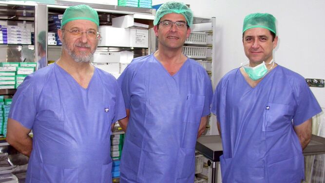 Los doctores Carlos Reina, Enrique Argüelles y Víctor Beltrán, en Valme.