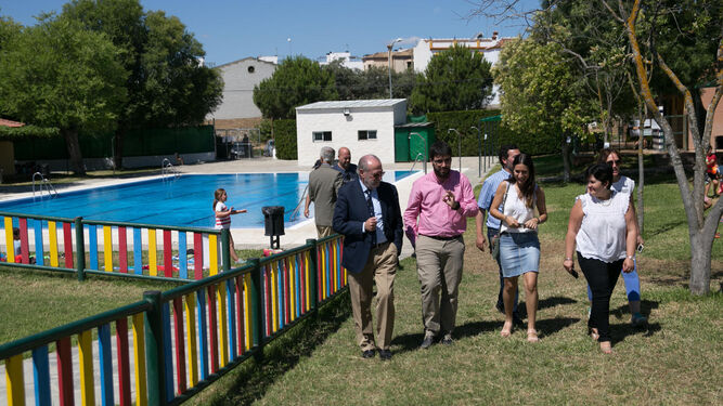 El presidente de la Diputación de Sevilla en las instalaciones deportivas de Gerena.