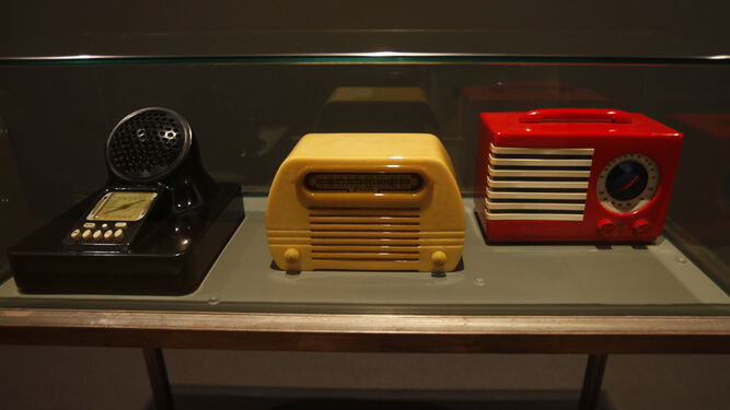Tres de las radios que se muestran en la exposición 'Baquelita Paradise'.