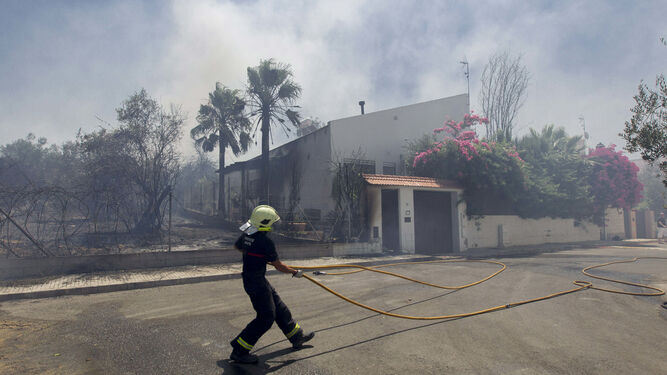 Bomberos del Aljarafe en un incendio en Espartinas, el verano pasado.