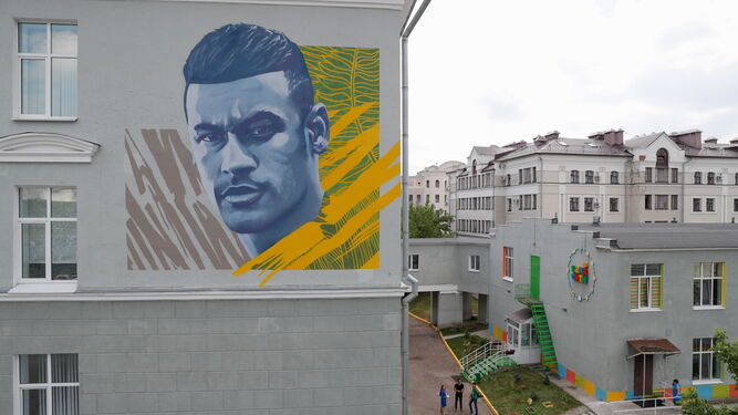 Mural con la cara de Neymar, en la fachada del hotel de concetración de Brasil en Kazán.