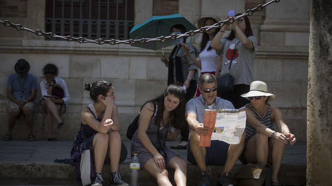 Turistas consultan un mapa en Sevilla