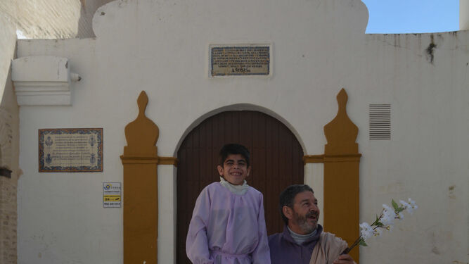 El fot&oacute;grafo, fofotografiado. Jos&eacute; Antonio Sobrino se retrata con Borja, del Aula de la Alegr&iacute;a en el conocido como 'Poche chico'.