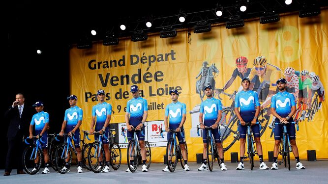 Los corredores del equipo Movistar participan en la ceremonia de inauguración de la 105ª edición del Tour de Francia.