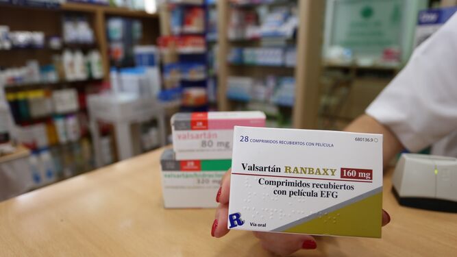 Una farmacéutica sevillana muestra uno de los medicamentos afectados.