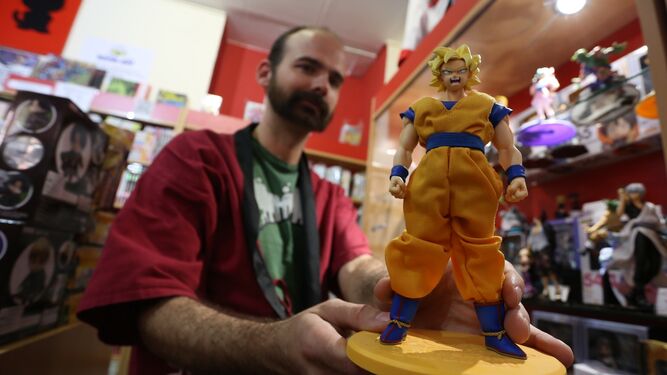 Fernando Castaño, de la tienda Arigatô, con una figura de Goku.