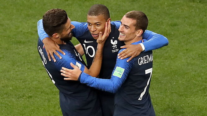 Olivier Giroud, Kylian Mbappé y Antoine Griezmann festejan un gol.
