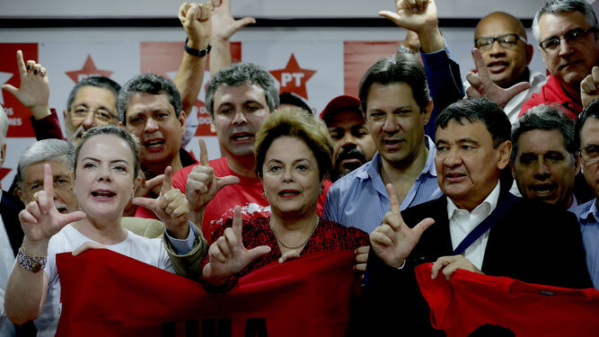 La ex presidenta Dilma Rousseff (centro) protesta ayer en la sede del Partido de los Trabajadores en Sao Paulo.