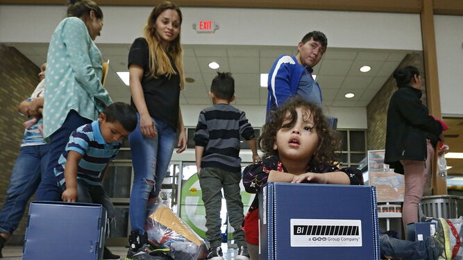 Familias de inmigrantes siendo procesadas en la Estación Central de Autobuses de Texas.