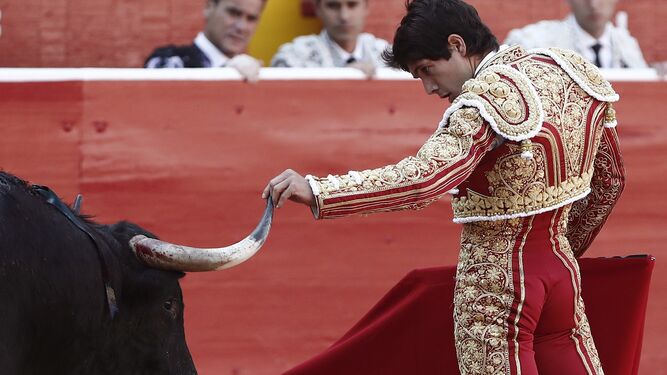 Sebastián Castella, en un desplante al toro que abrió plaza.