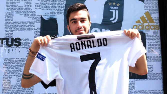 Un aficionado, en una tienda de la Juventus con la camiseta de Cristiano.