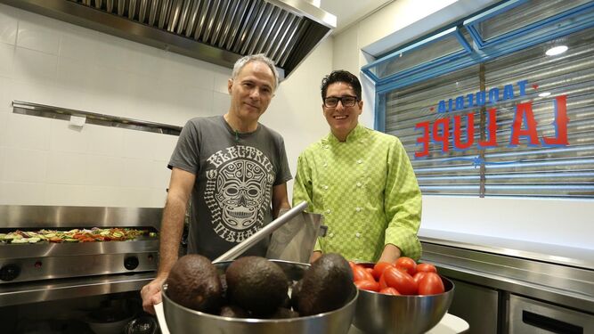 José Antonio de Lamadrid y David Gallardo, junto a un 'bodegón' de tomates y aguacates en la taquería La Lupe.