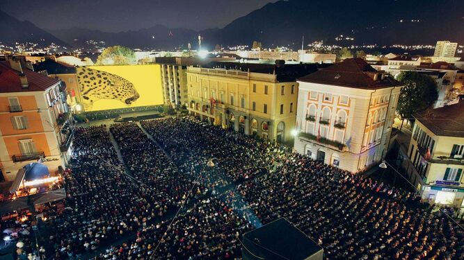 La Piazza Maggiore de Locarno, un cine al aire libre con capacidad para 8.000 espectadores.