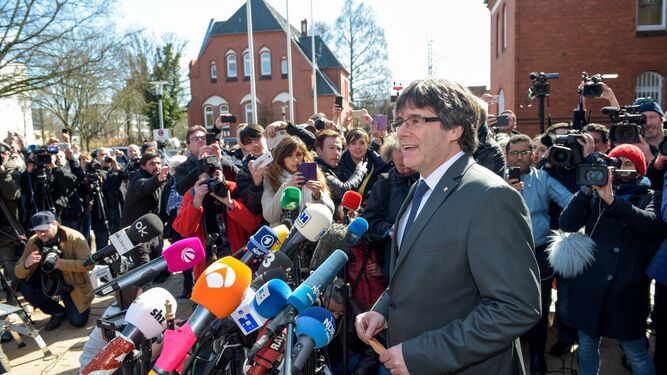 El expresidente de la Generalitat de Cataluña Carles Puigdemont  se dirige a los medios tras abandonar la cárcel de Neumünster.