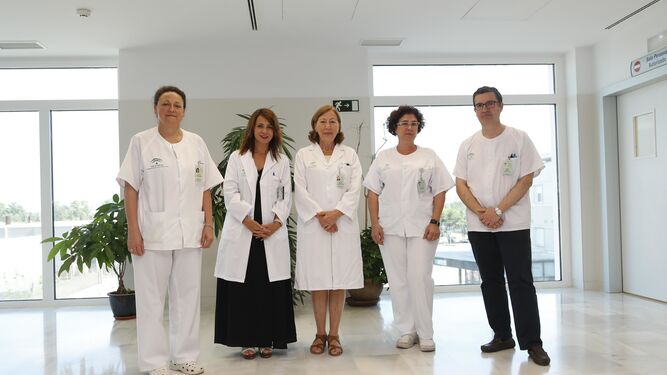 Aniana Chávez, Silvia Calzón, Virginia Caballero, Victoria Ortiz, e Ignacio Peral, en el hall de acceso a la nueva Unidad de Reproducción Asistida.
