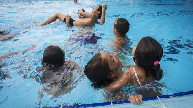 La piscina del Tiro de Línea se convierte en una alternativa para el verano de los sevillanos