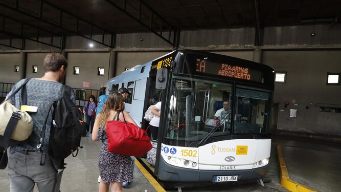 El Ayuntamiento reforzará la conexión del aeropuerto con nuevos autobuses.