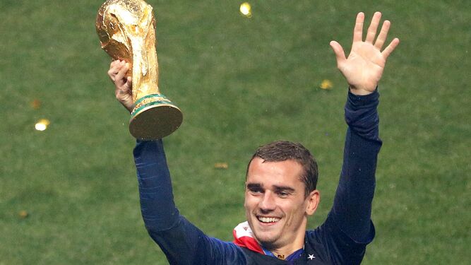 El francés Antoine Griezmann alza el trofeo más anhelado por cualquier futbolista.