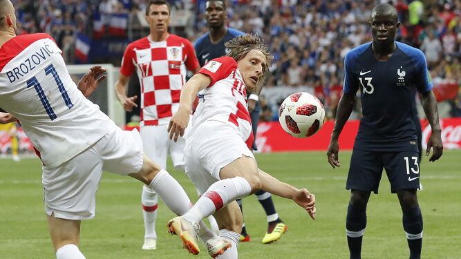 Luka Modric controla un balón.