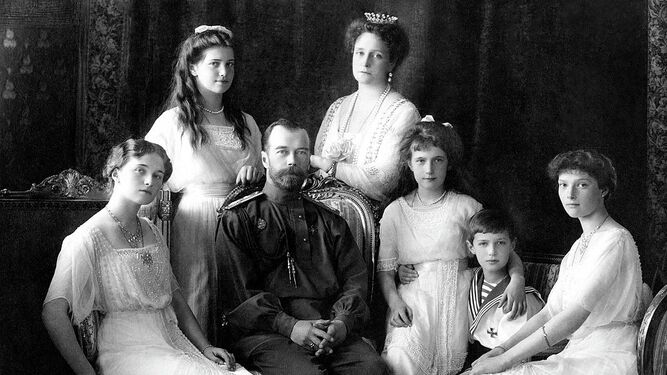 Nicolás II y Alejandra Fiódorovna, con sus hijos.