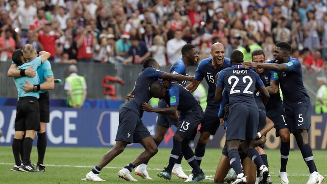 N’Zonzi se abraza a los jugadores de Francia al final del partido.